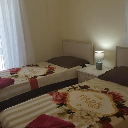 Sleeps 6 With Pool And Air Con شقة أورتاكنت