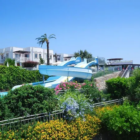 Sleeps 6 With Pool And Air Con أورتاكنت