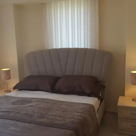 Sleeps 6 With Pool And Air Con דירה *